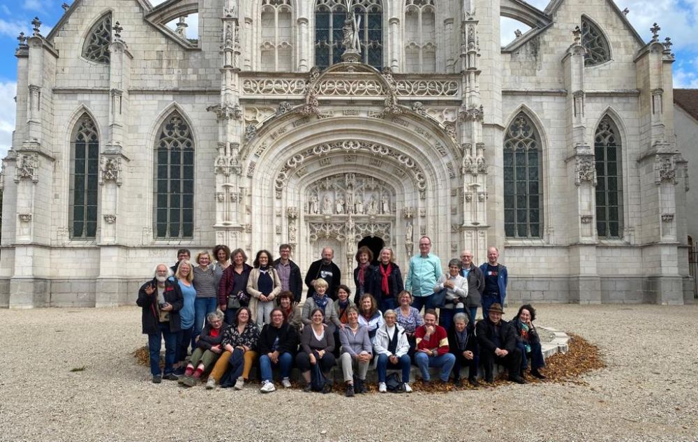 Mitglieder des DFC Lyon und Berlin vor der Klosterkirche Saint-Nicolas-de-Tolentin de Brou in Bourg-en-Bresse