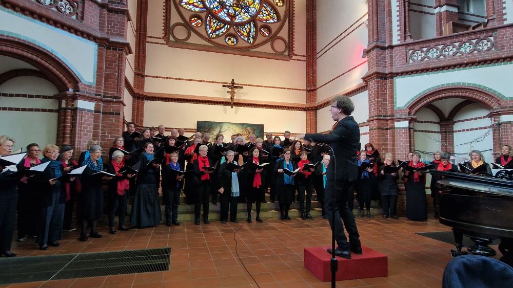 DFC Berlin und DFC Lyon in der Kirche zum Guten Hirten 2023